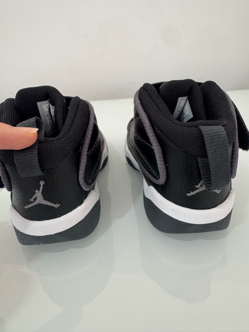 Air Jordan Black Nike Velcro Athletic Sneakers for Toddlers, Size 8 - Picture 4 of 8